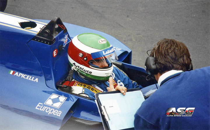 Auto Speed Garage Derek Warwick, Footwork FA14 Mugen-Honda, is hit and spun by teammate Aguri Suzuki, Footwork FA14 Mugen-Honda, at the start after being tapped by Karl Wendlinger, Sauber C12